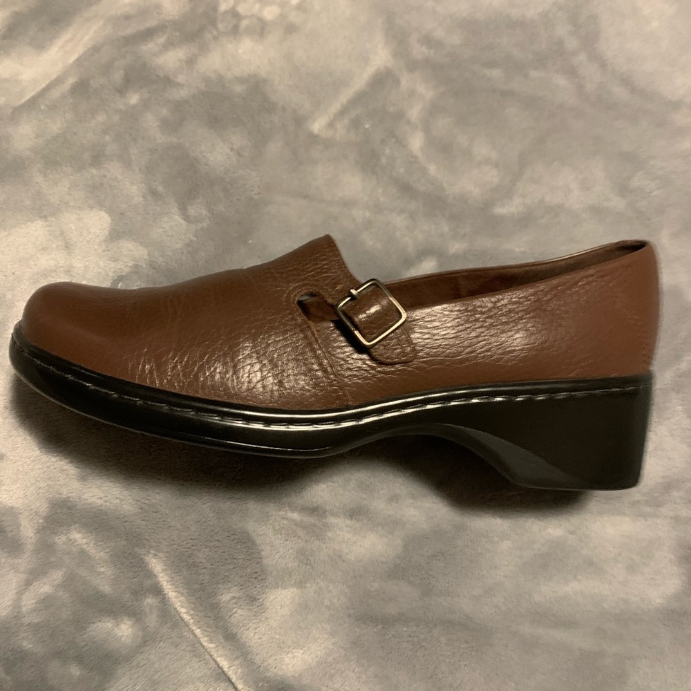 ❤️CLARKS LADIES SIZE 9M BROWN LEATHER SHOES ARE COMFY AND LOOK BRAND NEW!❤️